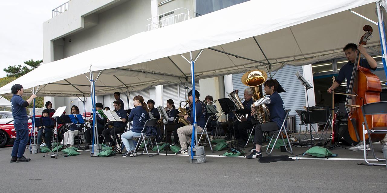 ニッサンウィンドオーケストラの演奏の様子
