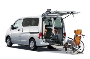 NV200バネット「チェアキャブ 車いす2名仕様」