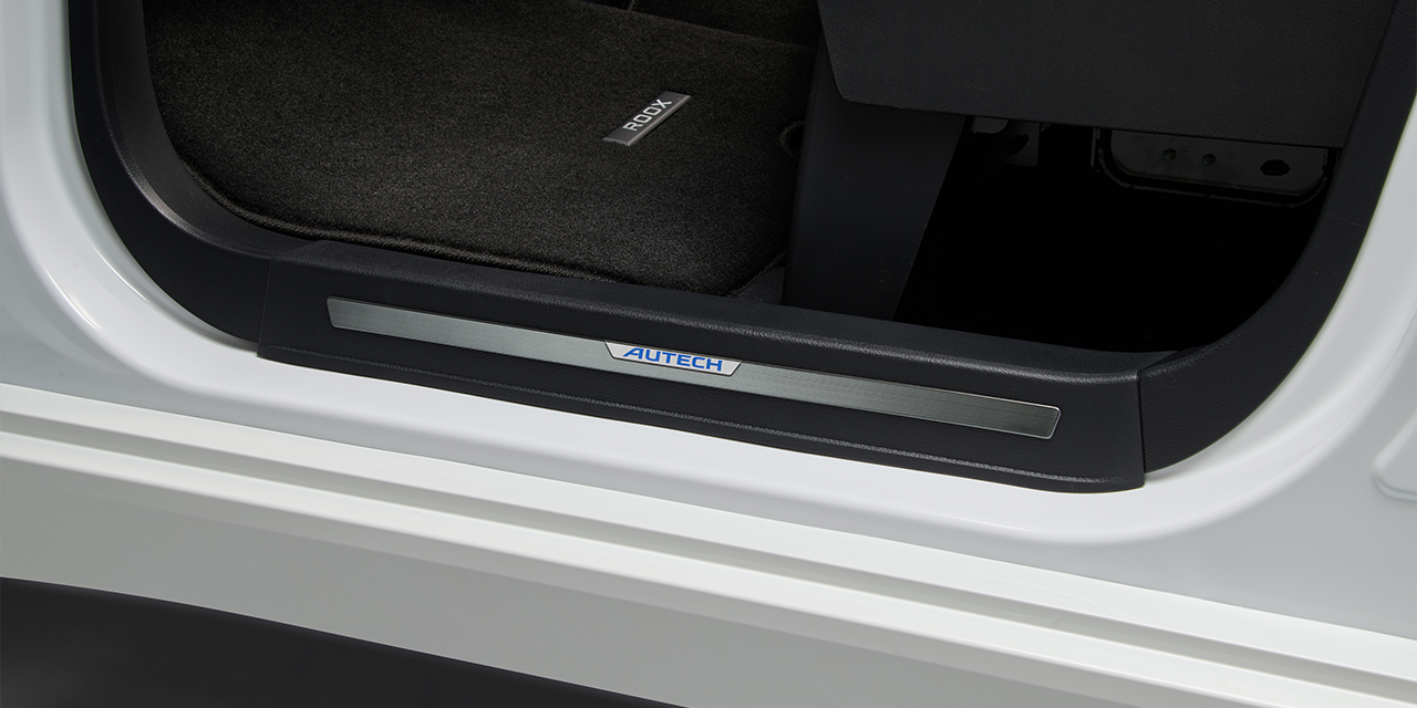 AUTECHドアステップアクセントプレート (シルバー(金属調)､「AUTECH」ロゴ入り､ハイボスカル製、フロント用2枚セット)