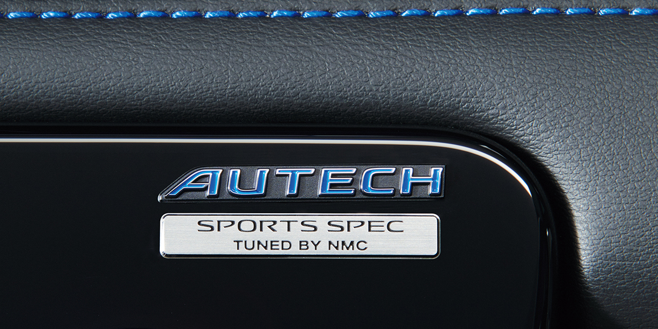 セレナ オーテック の専用インテリア AUTECHエンブレム の拡大画像