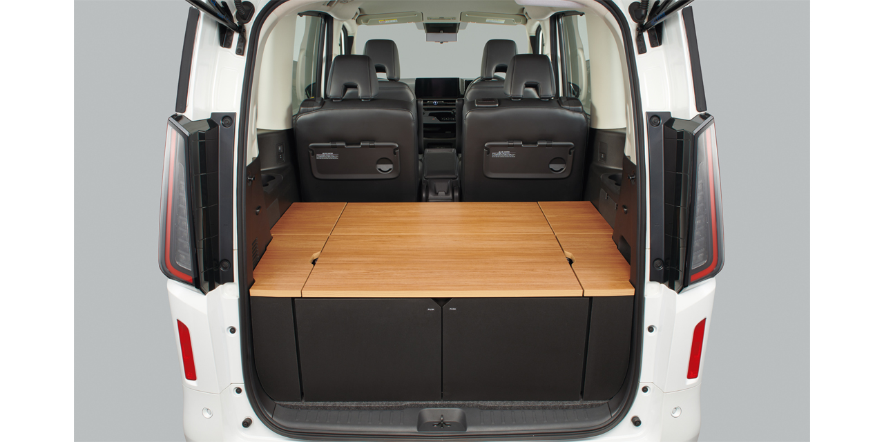 セレナ マルチボックス ベンチとテーブルの使用イメージ