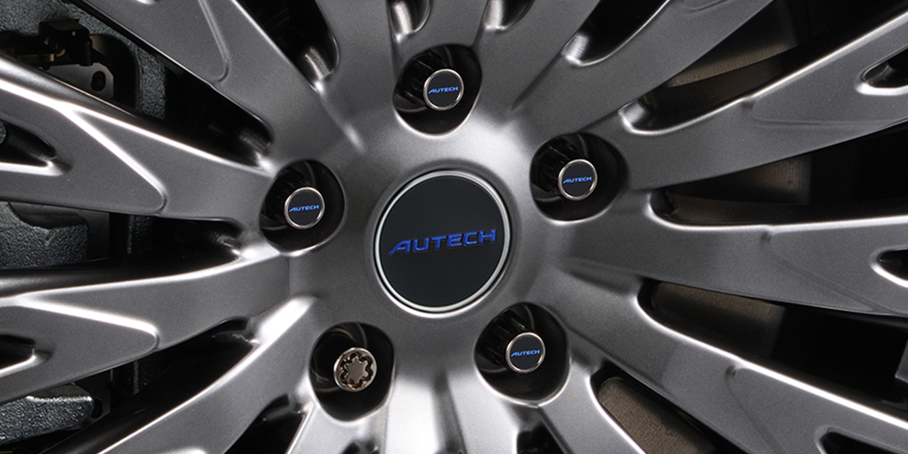 センターキャップエンブレム (ハイボスカル製、「AUTECH」ロゴ入り、4枚セット)