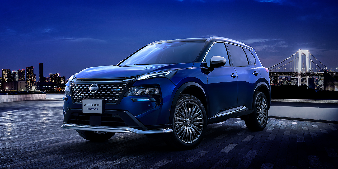 青いエクストレイル オーテック イーフォースの斜め前からの画像