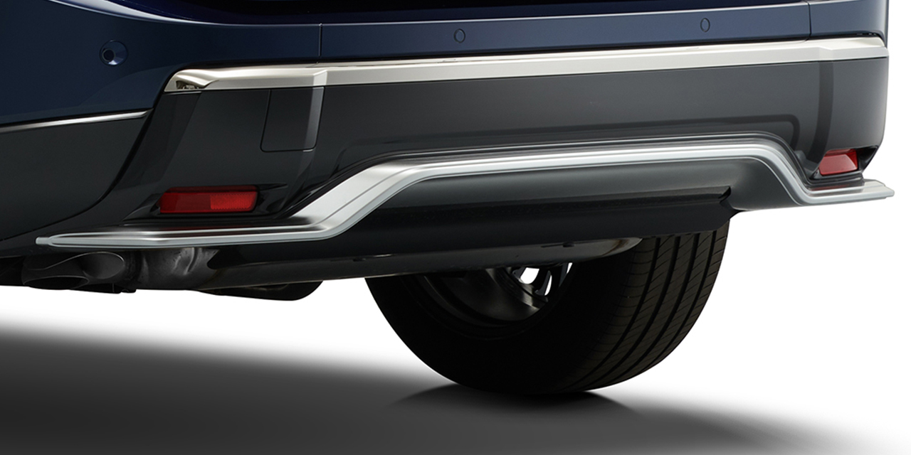 青いエクストレイル オーテック 専用リヤプロテクター(メタル調フィニッシュ、ダーククロムモール)の拡大画像