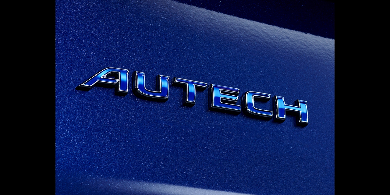 リヤハッチに貼られた オーテックエンブレム、イーフォースエンブレムの拡大画像