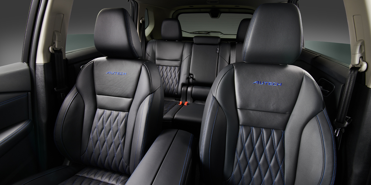 エクストレイル オーテック 専用ブラックレザーシート (オーテック刺繍、ブルーステッチ、専用キルティング)(抗菌仕様)の画像