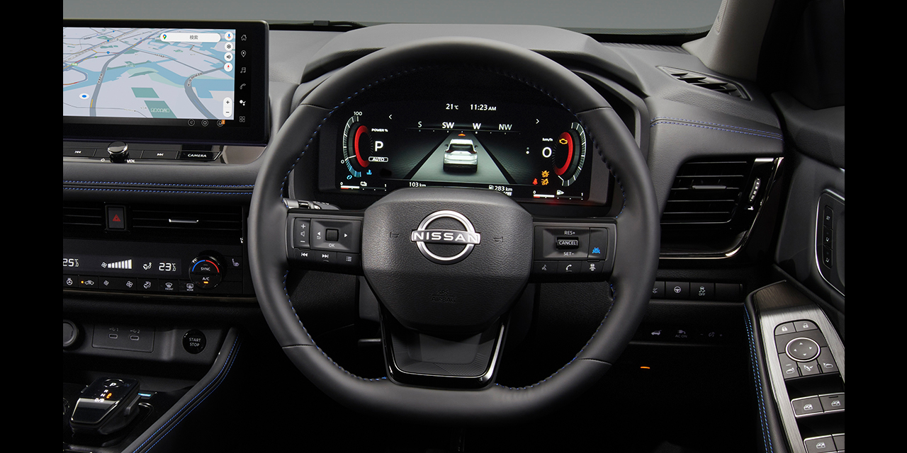 エクストレイル オーテック 専用ブラックテーラーフィット巻ステアリング(ブルーステッチ、グロスブラックフィニッシャー)の画像