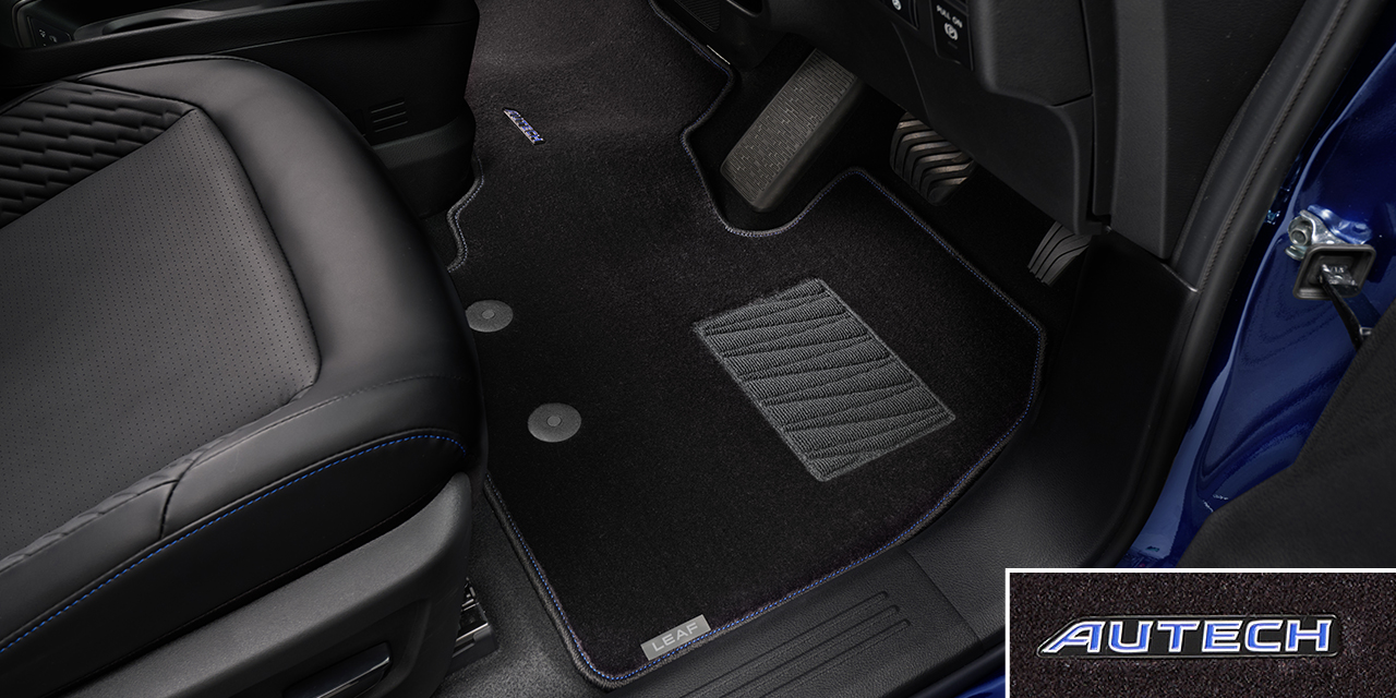 専用フロアカーペット(ブラック/ブルーステッチ、消臭機能付、「AUTECH」エンブレム付)